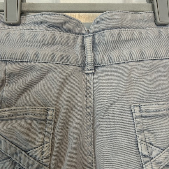 Faherty Women’s High-Rise Denim Pleated Shorts in Light Blue - Picture 5 of 9